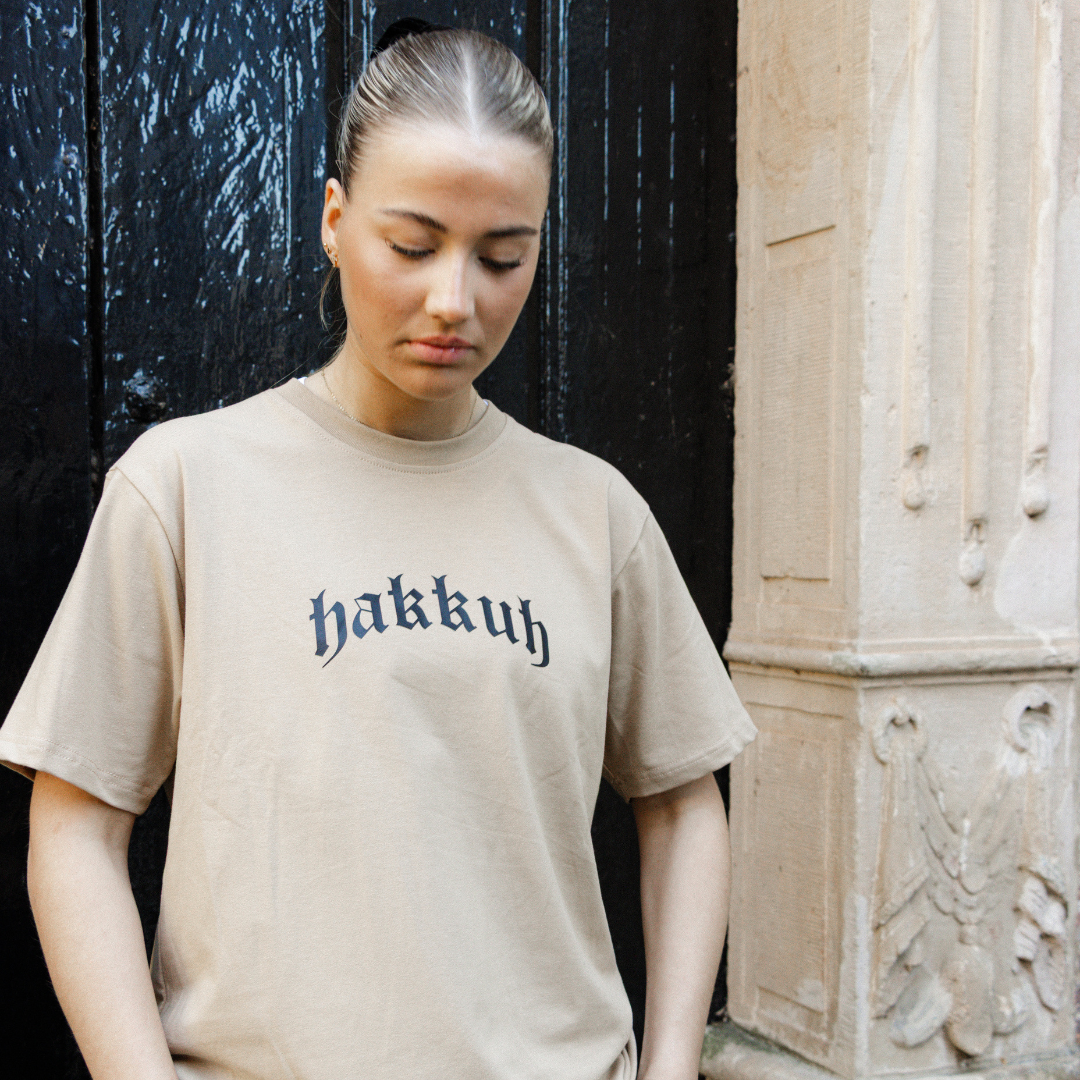 HAKKUH T-SHIRT NEW ERA | BEIGE/BLACK